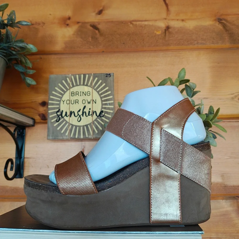 OTBT Bushnell Gold Metallic Leather Platform Wedge Heel Sandals Stretch Size 9 M